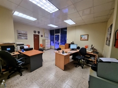 Vendo Local Comercial en Villa Francisca , 4 areas de oficina, 2 baños , almacén, 06 parqueos , US$ 234,000.00